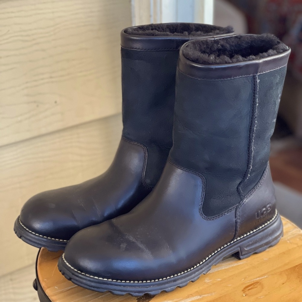 UGG Brooks Short Leather Pull On Boots - Black